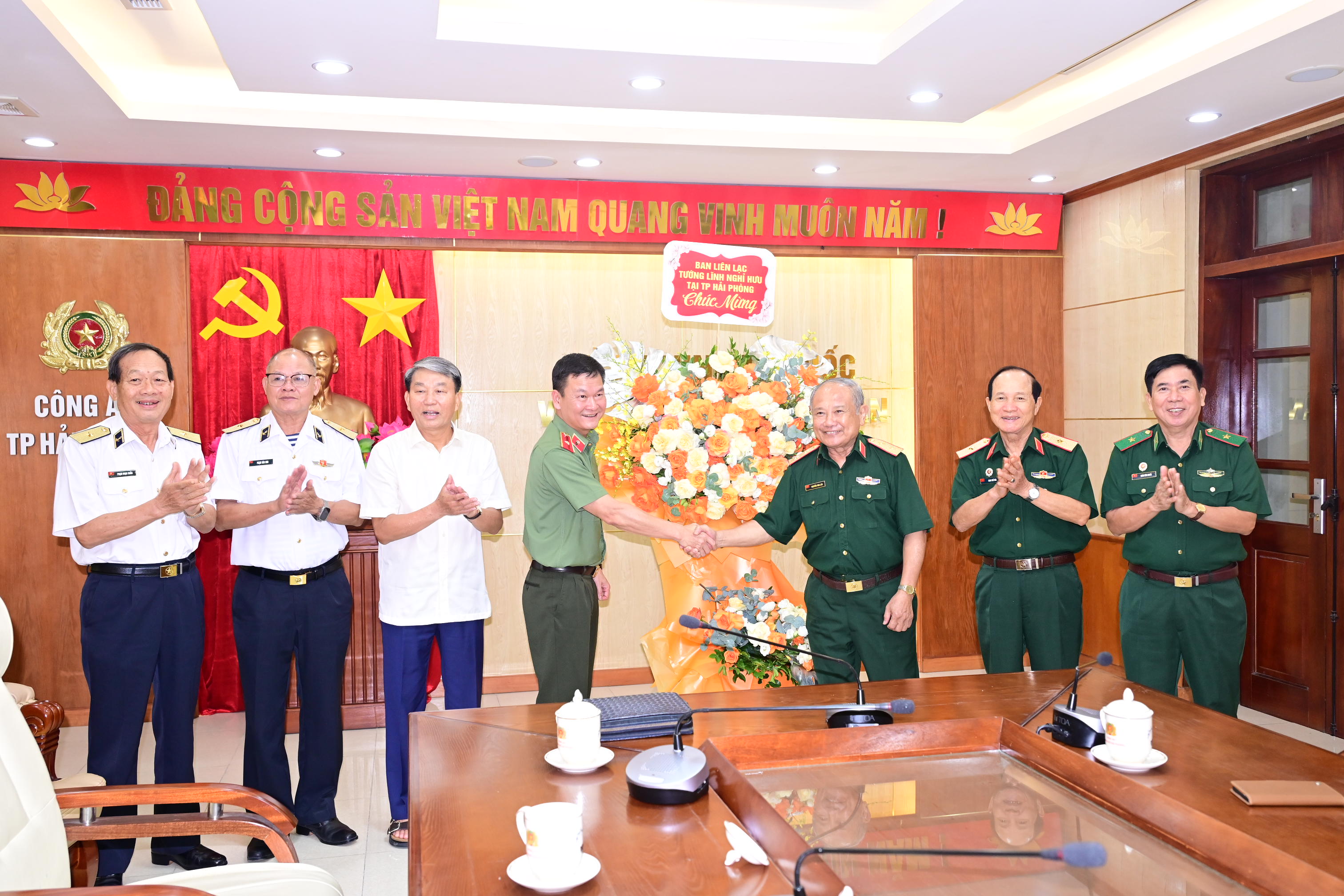 Giám đốc CATP tiếp xúc Ban liên lạc tướng lĩnh QĐND và CAND nghỉ hưu tại Hải Phòng